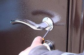 Замена дверной ручки металлической двери в Нижнем Тагиле